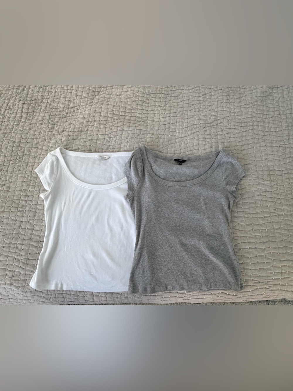 Set of 2 Banana Republic Short Sleeve Scoop Neck Tops - White & Gray